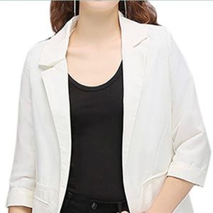 White blazer size large. Never worn, bought from Amazon too late to return.